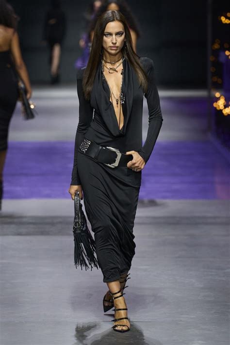 versace sfilata settembre 2023|La sfilata Versace s/s 2023, la dea della libertà .